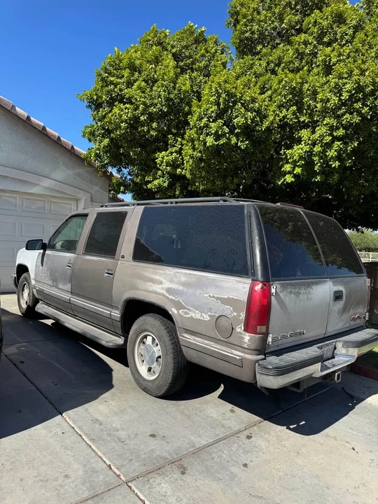1997 GMC Suburban 8th Gen - Image 3 of 10