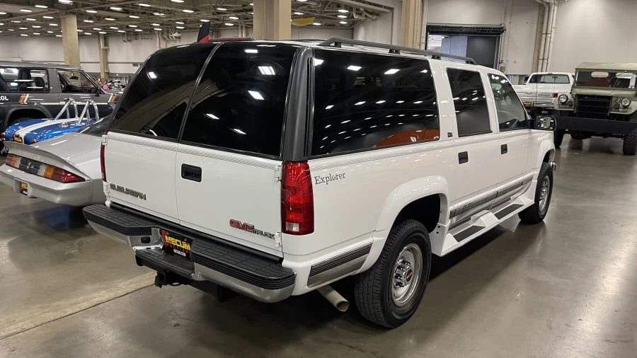1997 GMC Suburban 8th Gen - Image 2 of 4