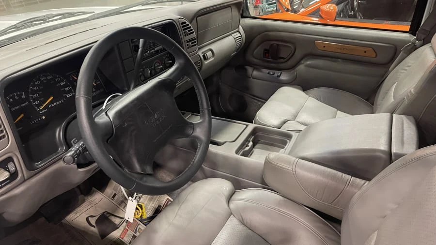 1997 GMC Suburban 8th Gen - Image 3 of 4