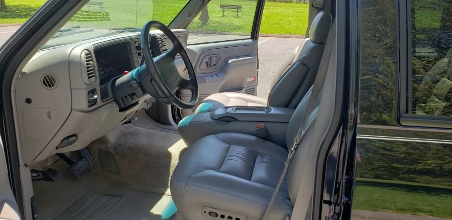 1997 GMC Suburban 8th Gen - Image 3 of 12