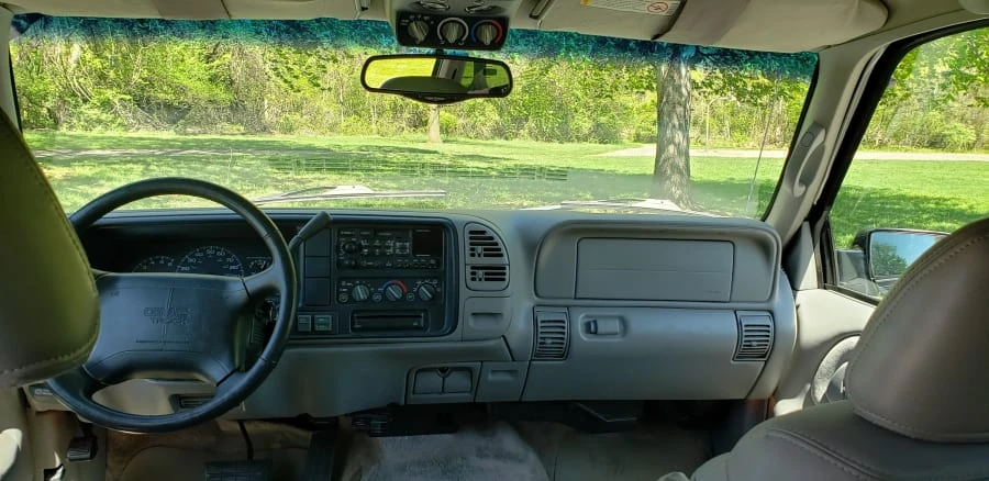 1997 GMC Suburban 8th Gen - Image 4 of 12