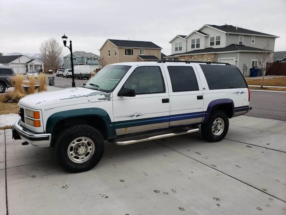 1997 GMC Suburban 8th Gen - Image 2 of 20