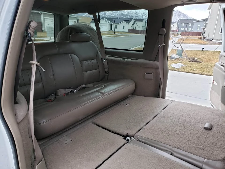 1997 GMC Suburban 8th Gen - Image 9 of 20