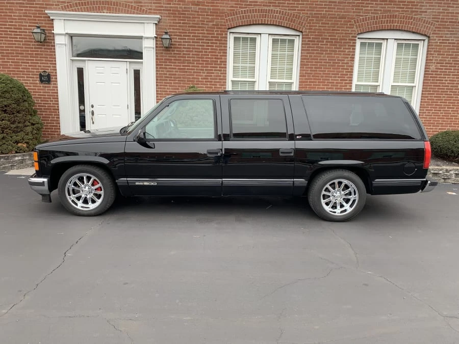 1997 GMC Suburban 8th Gen - Image 2 of 9