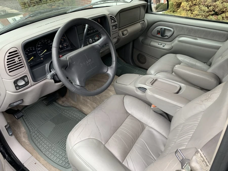 1997 GMC Suburban 8th Gen - Image 4 of 9
