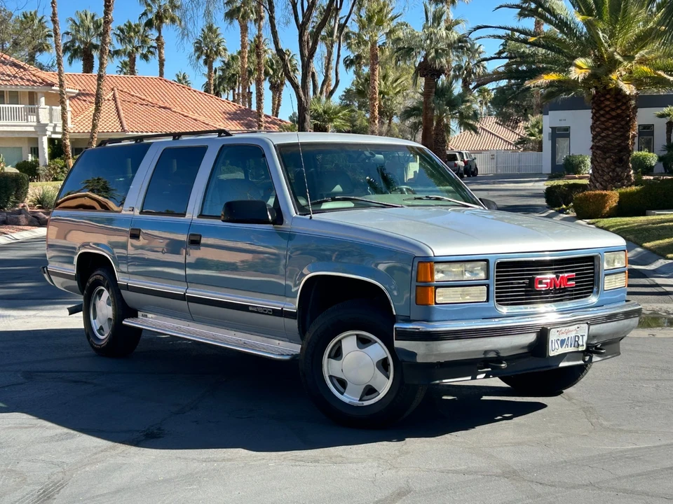 1997 GMC Suburban 8th Gen - Image 2 of 21