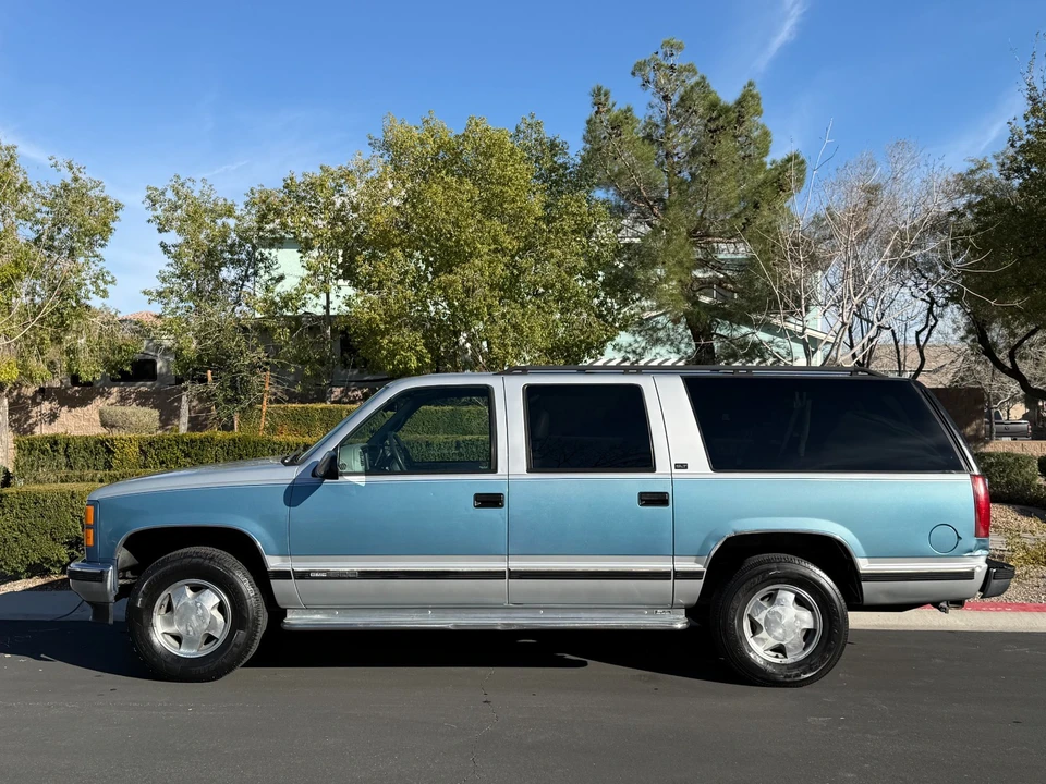 1997 GMC Suburban 8th Gen - Image 4 of 21