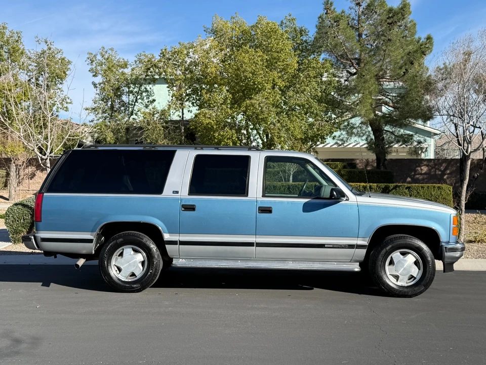 1997 GMC Suburban 8th Gen - Image 3 of 21