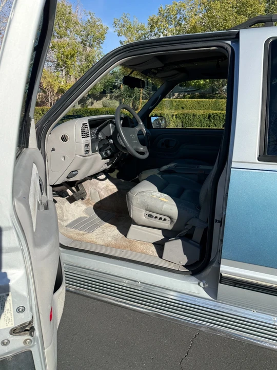 1997 GMC Suburban 8th Gen - Image 15 of 21