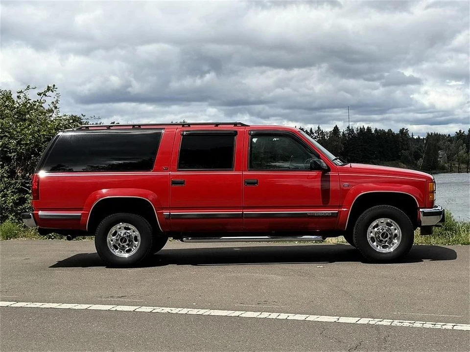 1997 GMC Suburban 8th Gen - Image 14 of 31