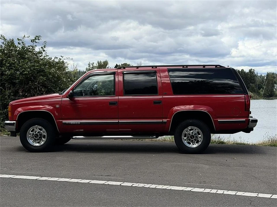 1997 GMC Suburban 8th Gen - Image 2 of 31