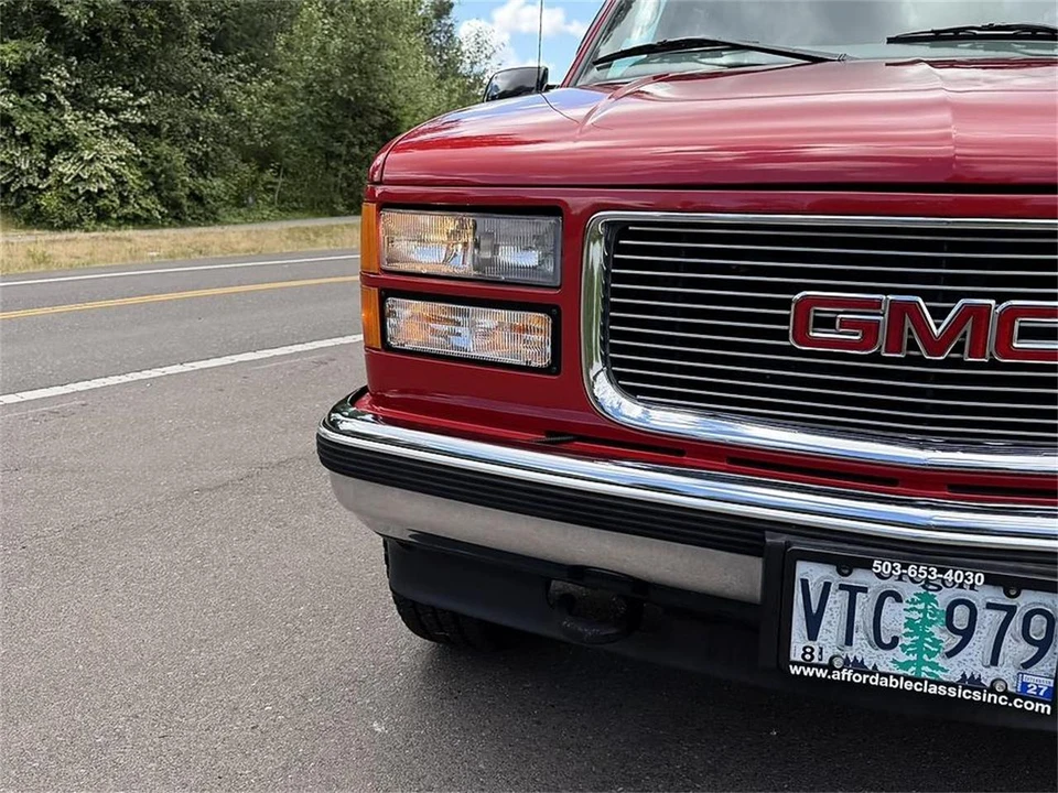 1997 GMC Suburban 8th Gen - Image 17 of 31