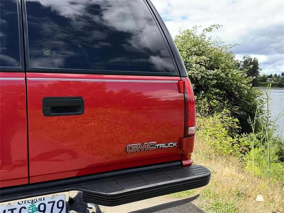 1997 GMC Suburban 8th Gen - Image 9 of 31