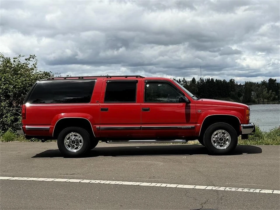 1997 GMC Suburban 8th Gen - Image 13 of 31