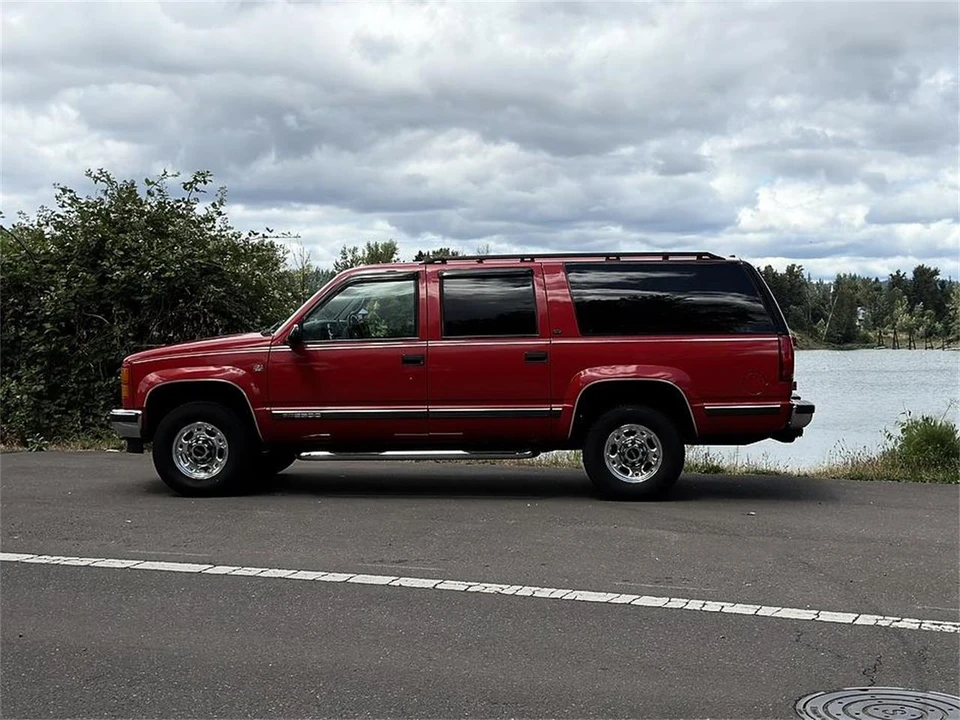 1997 GMC Suburban 8th Gen - Image 3 of 31