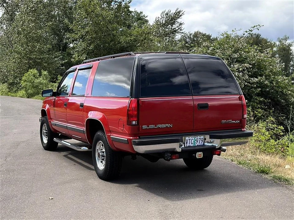 1997 GMC Suburban 8th Gen - Image 4 of 31