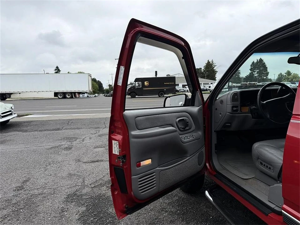 1997 GMC Suburban 8th Gen - Image 19 of 31