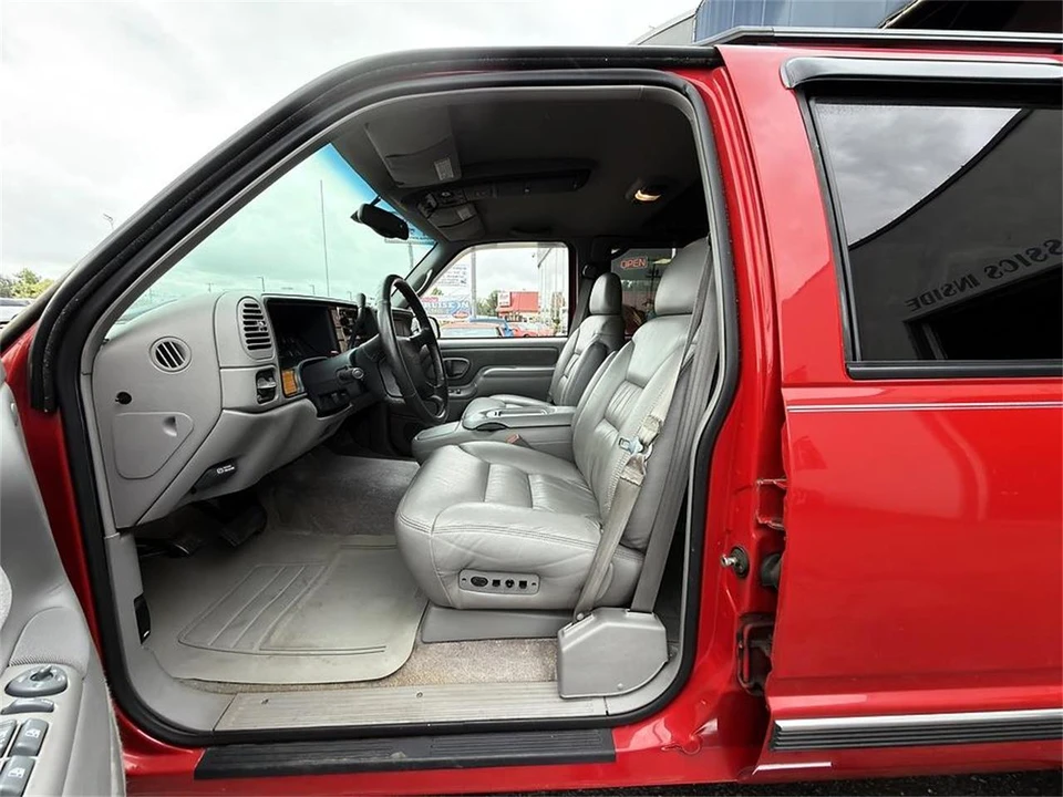 1997 GMC Suburban 8th Gen - Image 24 of 31