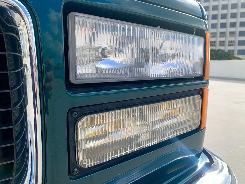 1997 GMC Suburban 8th Gen - Image 31 of 31