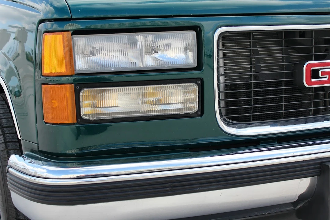 1997 GMC Suburban 8th Gen - Image 24 of 31