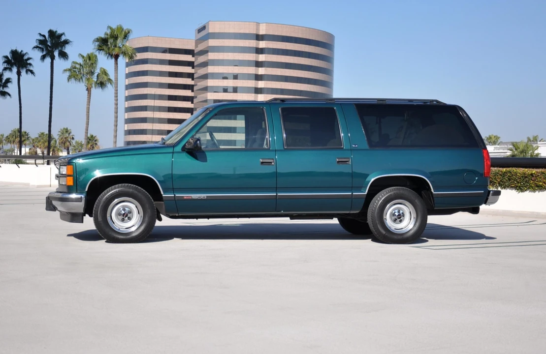 1997 GMC Suburban 8th Gen - Image 4 of 31