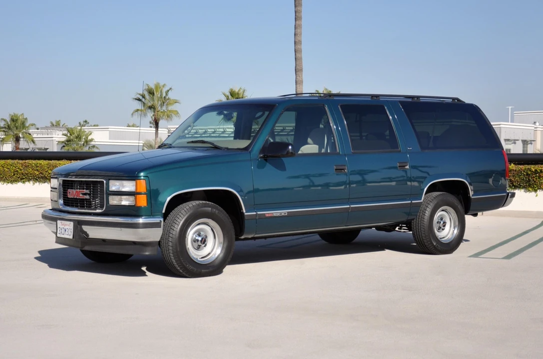 1997 GMC Suburban 8th Gen - Image 3 of 31