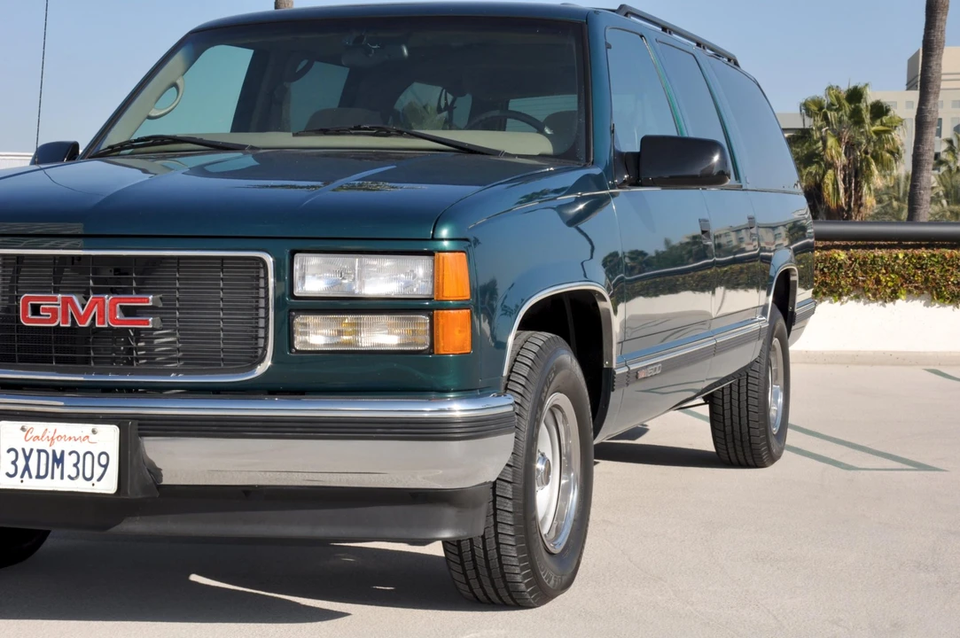 1997 GMC Suburban 8th Gen - Image 15 of 31