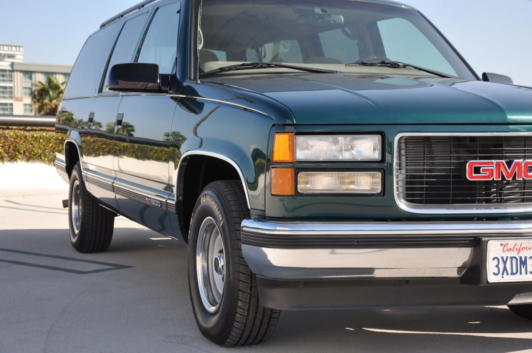 1997 GMC Suburban 8th Gen - Image 16 of 31