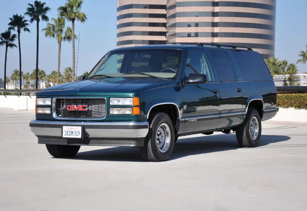 1997 GMC Suburban 8th Gen - Image 2 of 31