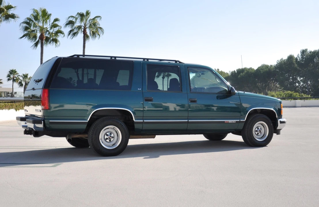 1997 GMC Suburban 8th Gen - Image 9 of 31