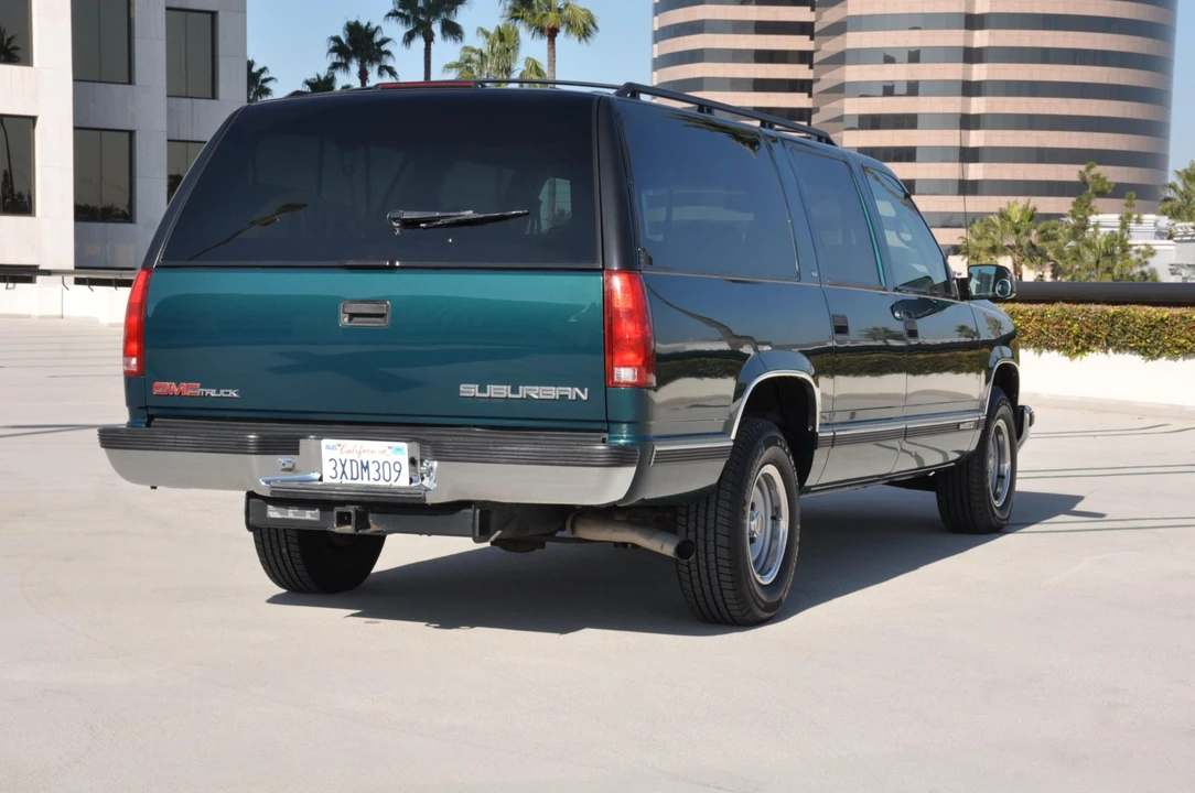 1997 GMC Suburban 8th Gen - Image 7 of 31