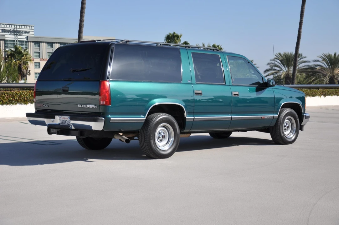 1997 GMC Suburban 8th Gen - Image 8 of 31