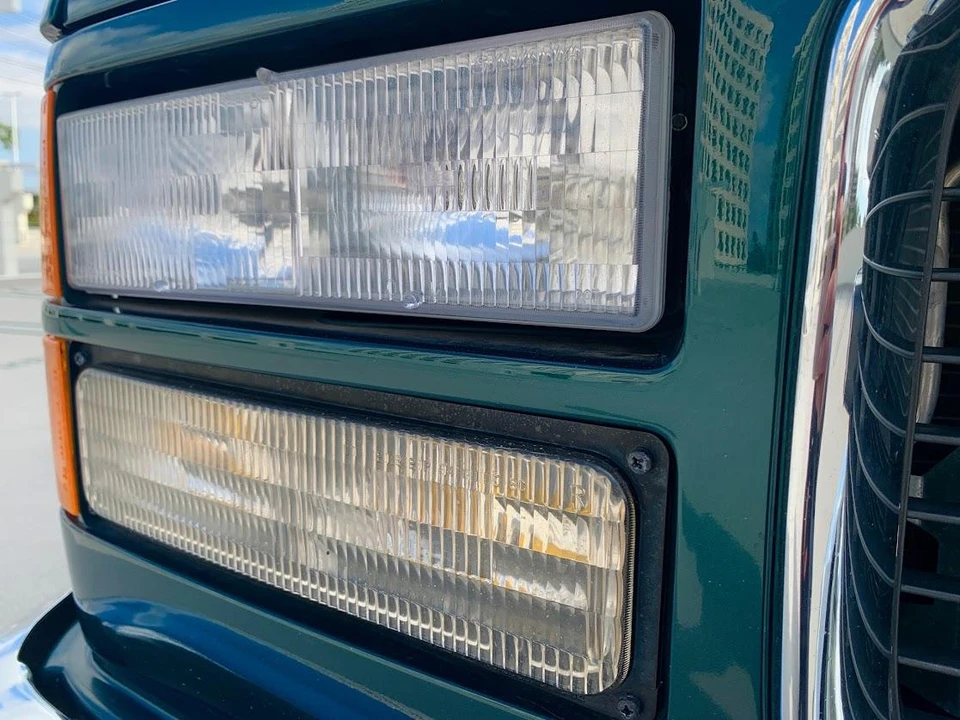1997 GMC Suburban 8th Gen - Image 25 of 31