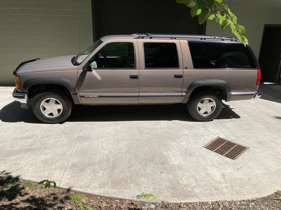 1997 GMC Suburban 8th Gen - Image 7 of 31