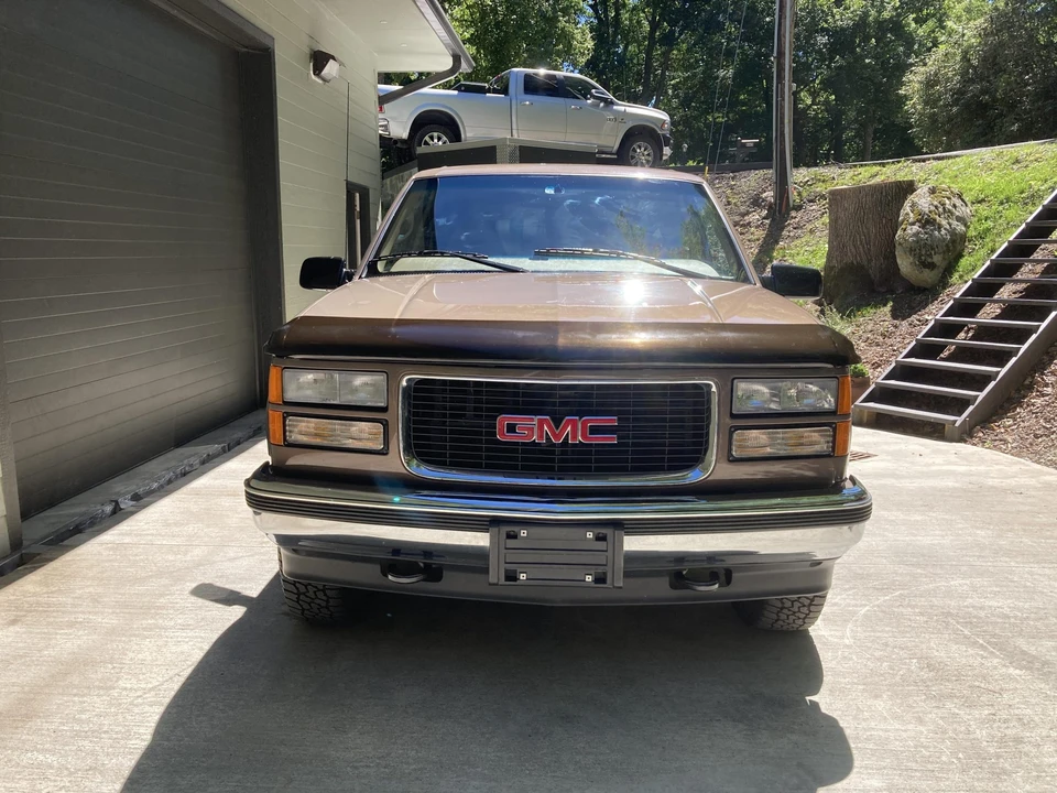 1997 GMC Suburban 8th Gen - Image 3 of 31