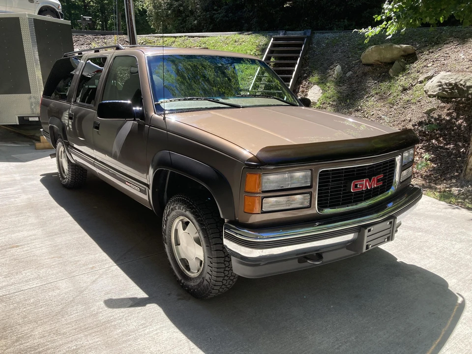 1997 GMC Suburban 8th Gen - Image 4 of 31