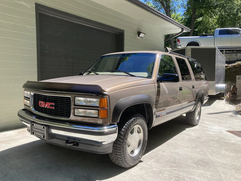 1997 GMC Suburban 8th Gen - Image 2 of 31