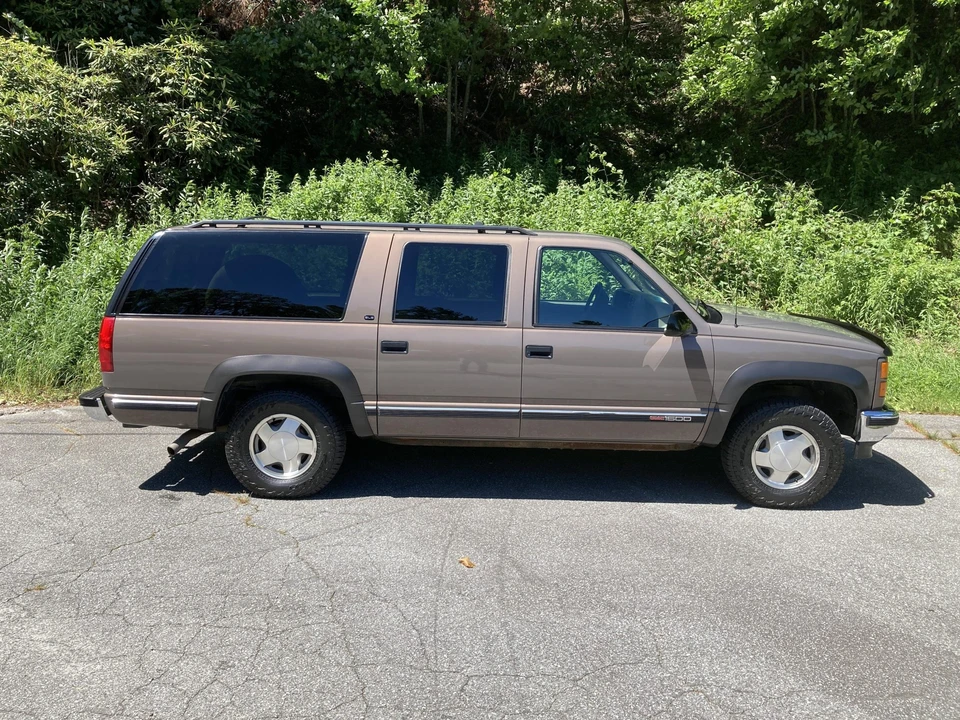 1997 GMC Suburban 8th Gen - Image 12 of 31