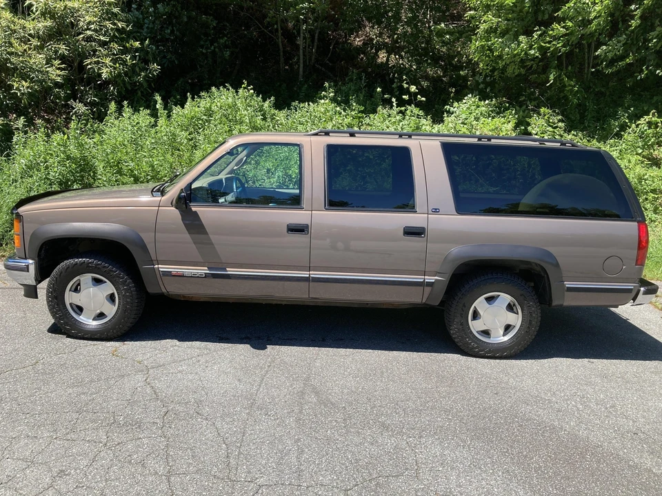 1997 GMC Suburban 8th Gen - Image 18 of 31