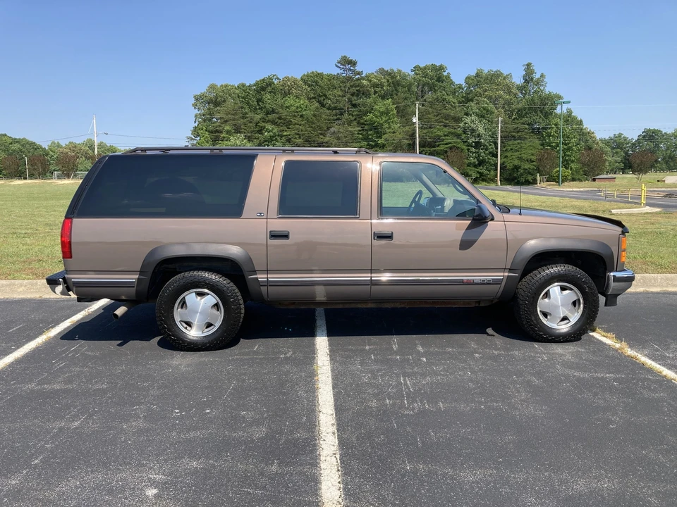 1997 GMC Suburban 8th Gen - Image 13 of 31