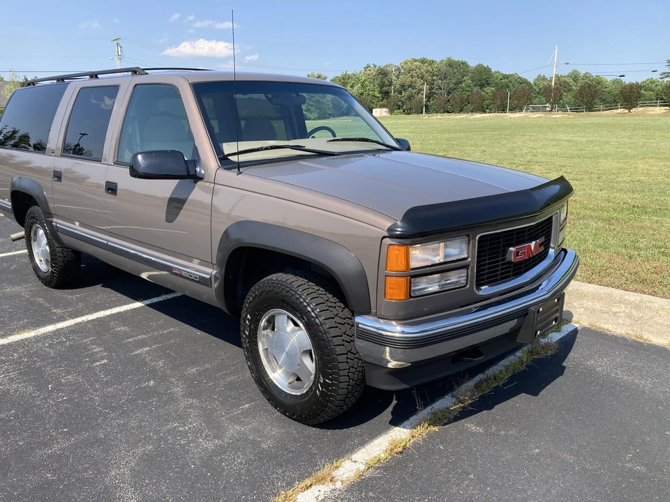 1997 GMC Suburban 8th Gen - Image 21 of 31