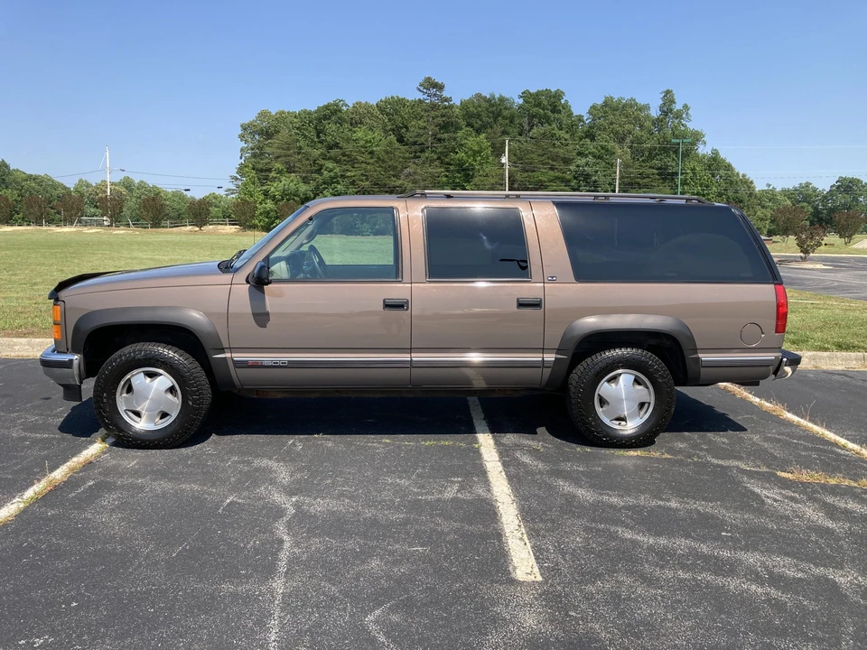 1997 GMC Suburban 8th Gen - Image 17 of 31