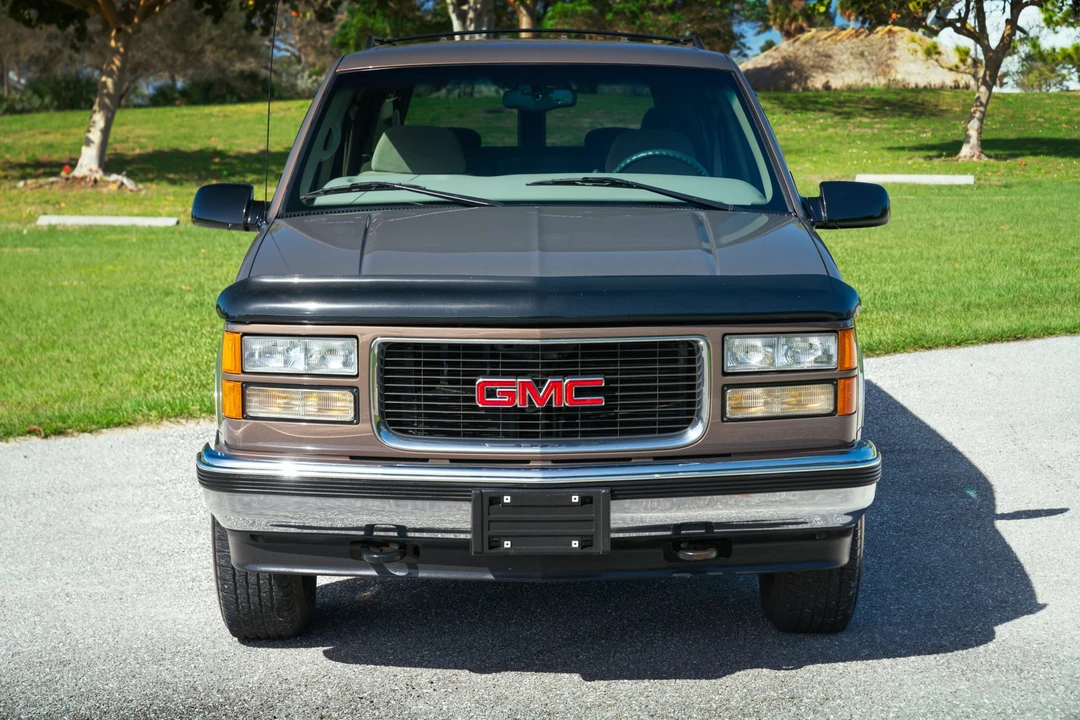 1997 GMC Suburban 8th Gen - Image 7 of 31