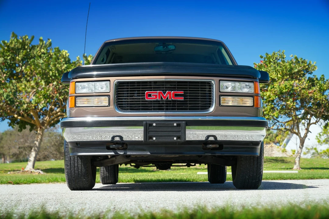 1997 GMC Suburban 8th Gen - Image 5 of 31