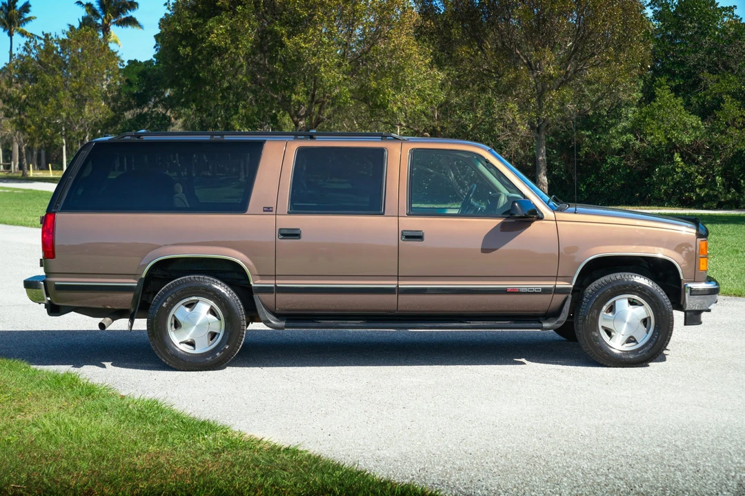 1997 GMC Suburban 8th Gen - Image 12 of 31