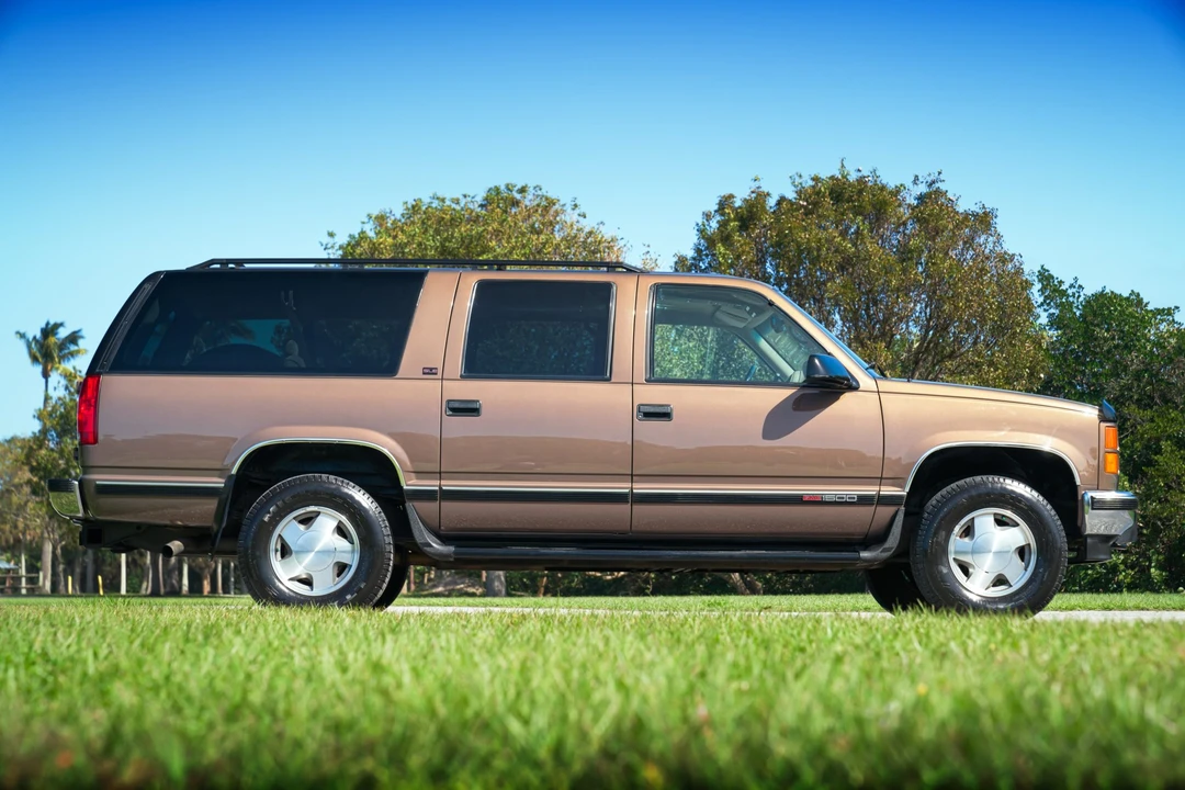 1997 GMC Suburban 8th Gen - Image 10 of 31