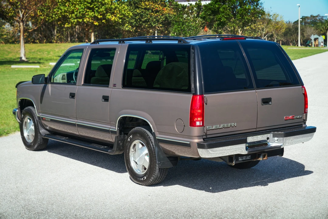 1997 GMC Suburban 8th Gen - Image 21 of 31