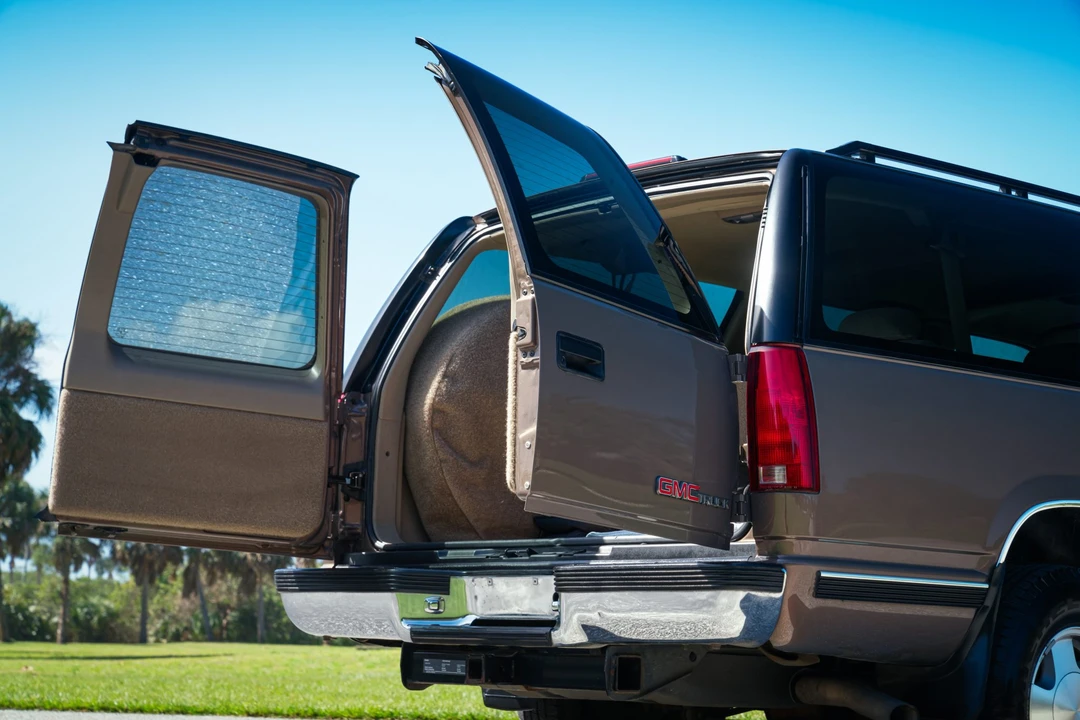 1997 GMC Suburban 8th Gen - Image 28 of 31