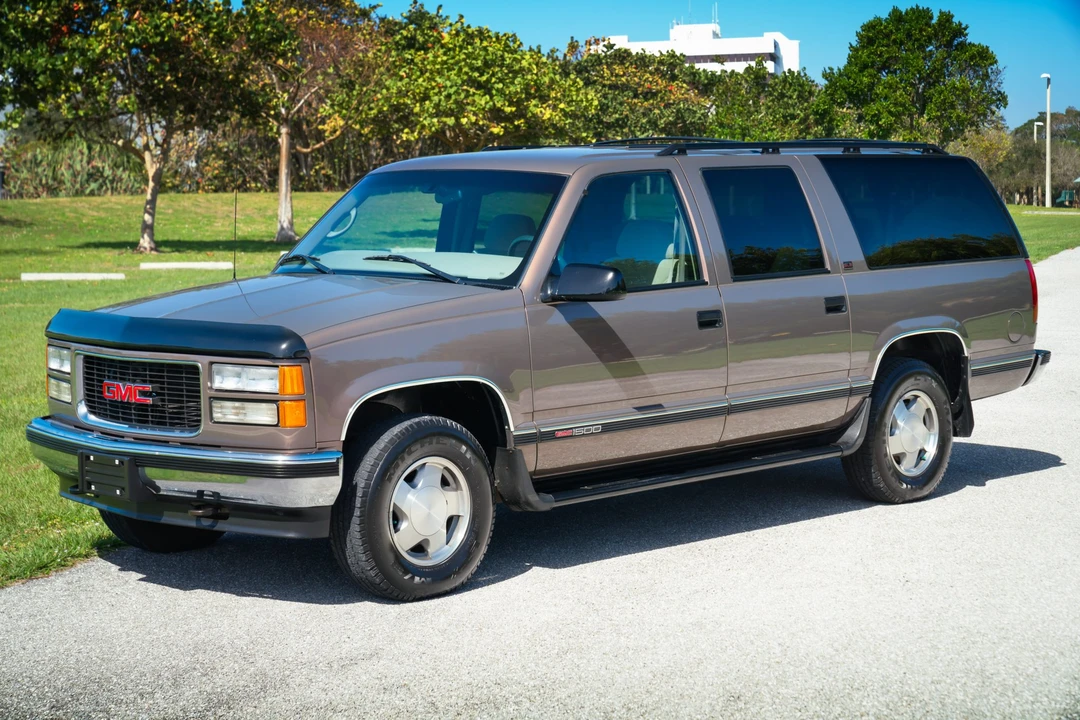 1997 GMC Suburban 8th Gen - Image 4 of 31