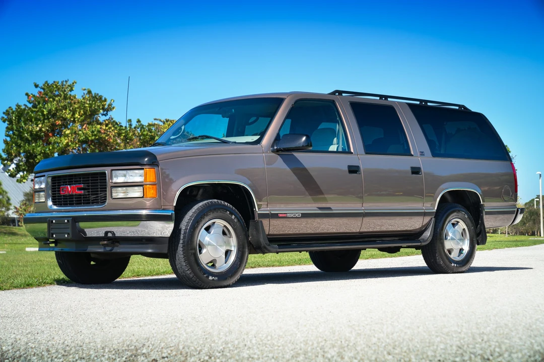 1997 GMC Suburban 8th Gen - Image 3 of 31